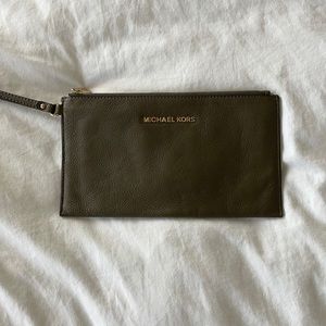 Olive wristlet Michael Kors